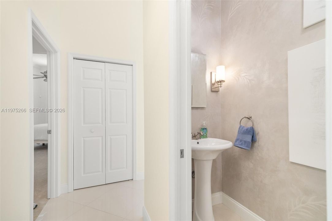 En Venta: $2,149,000 (3 camas, 2 baños, 3337 Pies cuadrados)