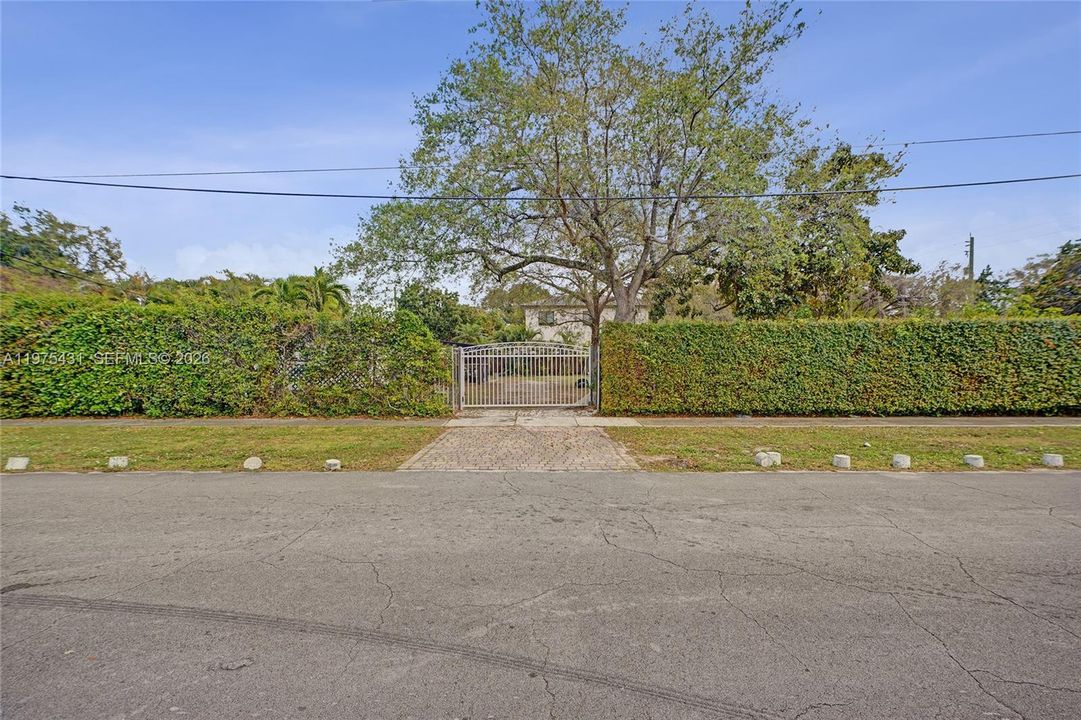 На продажу: $919,800 (0.32 acres)