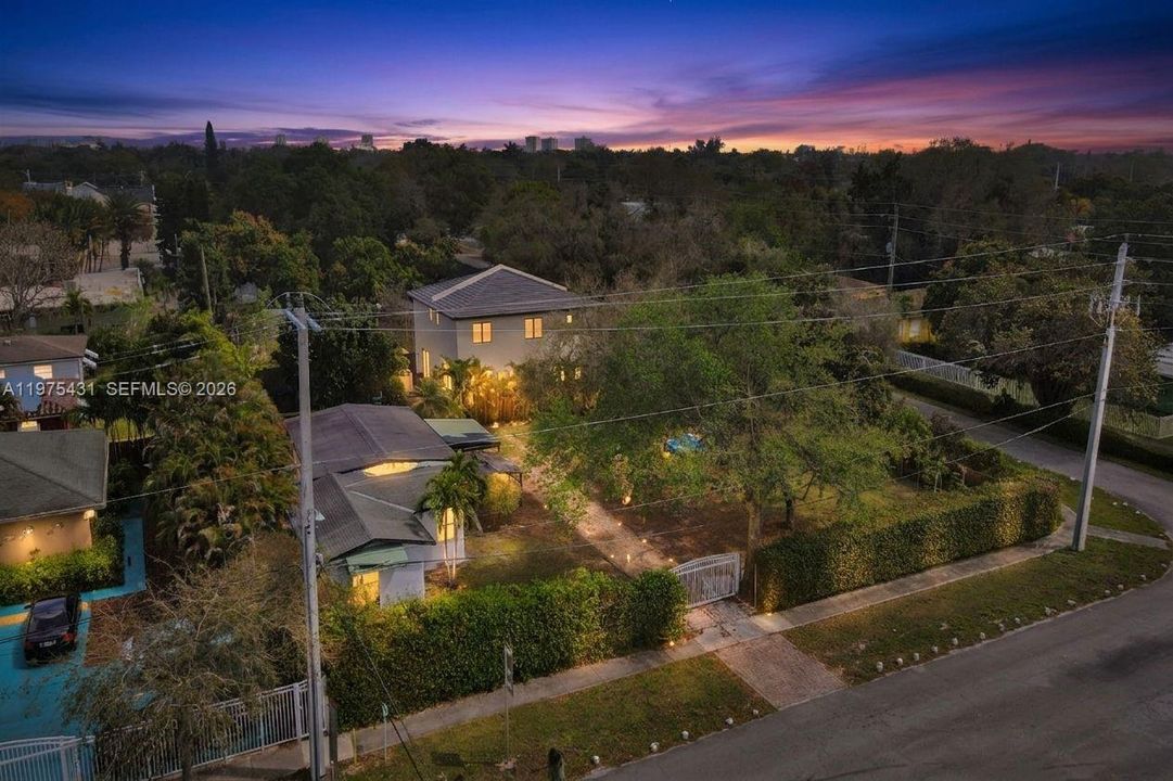 На продажу: $919,800 (0.32 acres)
