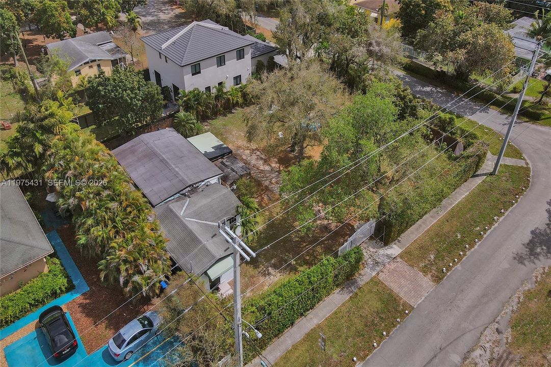 На продажу: $919,800 (0.32 acres)
