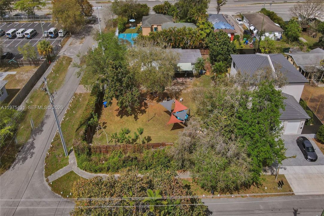 На продажу: $919,800 (0.32 acres)