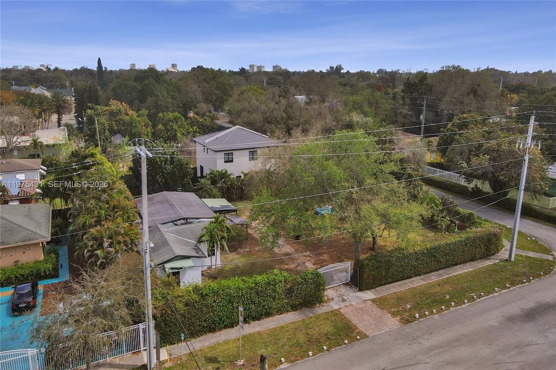 На продажу: $919,800 (0.32 acres)