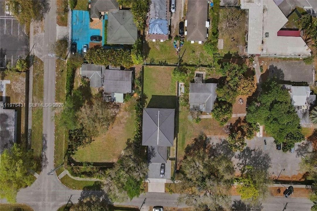 На продажу: $919,800 (0.32 acres)