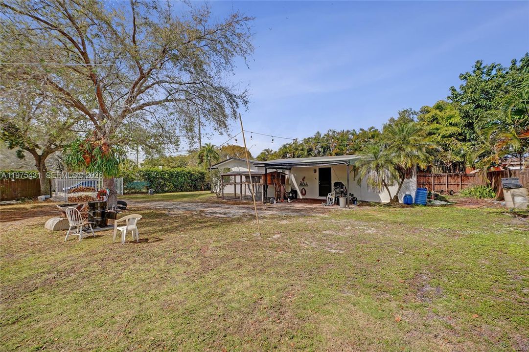 На продажу: $919,800 (0.32 acres)
