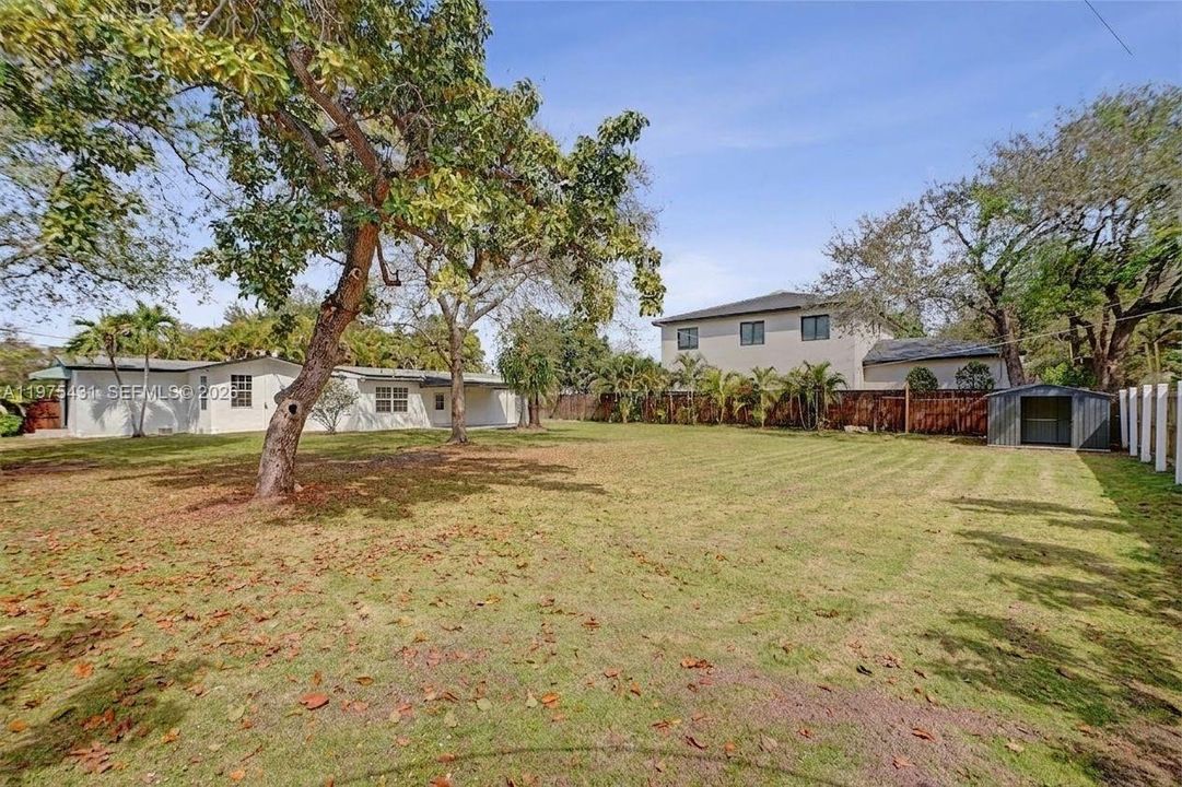 На продажу: $919,800 (0.32 acres)