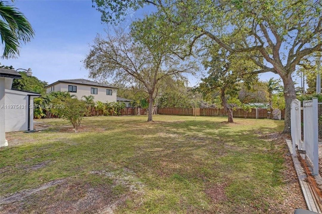 На продажу: $919,800 (0.32 acres)