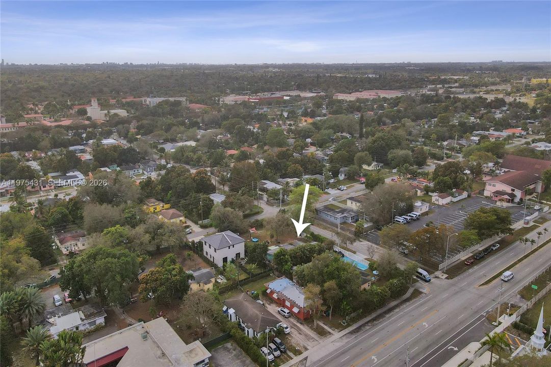 На продажу: $919,800 (0.32 acres)