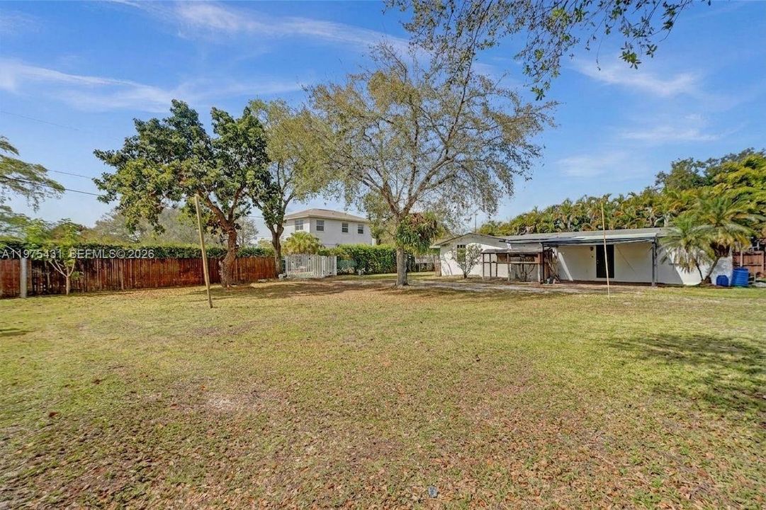 На продажу: $919,800 (0.32 acres)