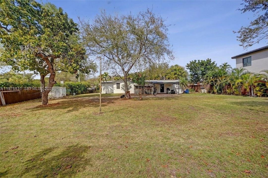 На продажу: $919,800 (0.32 acres)