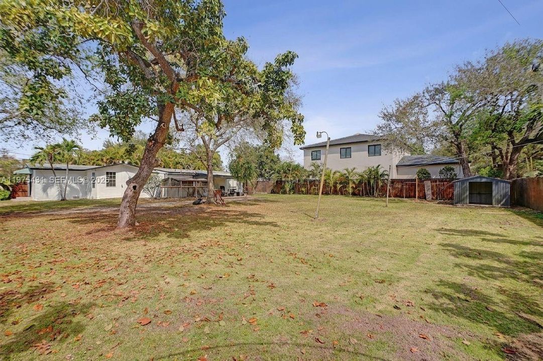 На продажу: $919,800 (0.32 acres)