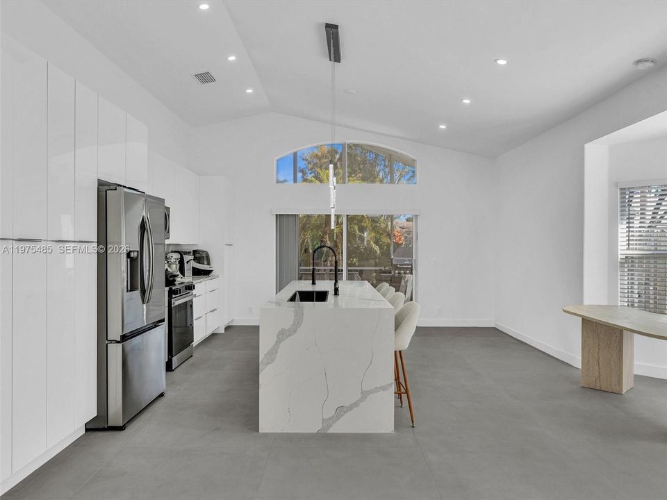 Recently Rented: $5,500 (3 beds, 2 baths, 1852 Square Feet)