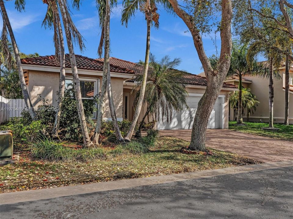 Recently Rented: $5,500 (3 beds, 2 baths, 1852 Square Feet)