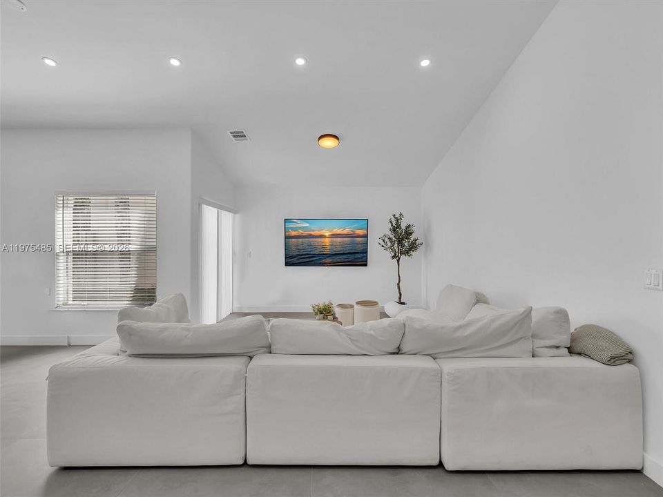 Recently Rented: $5,500 (3 beds, 2 baths, 1852 Square Feet)