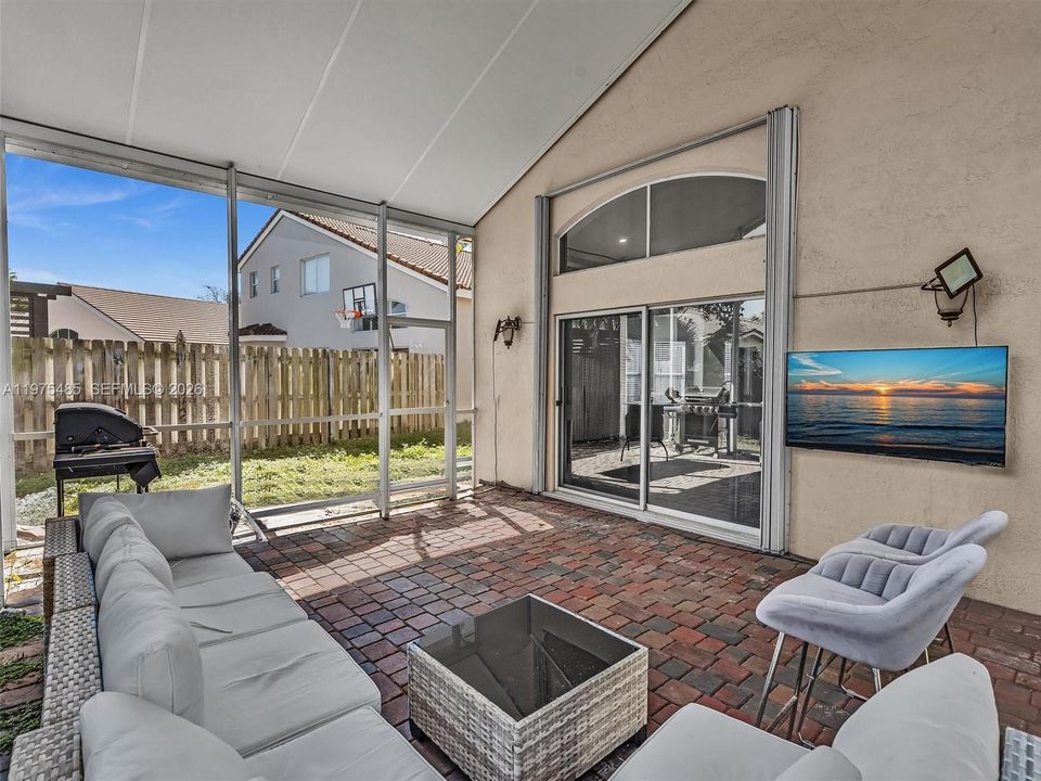 Recently Rented: $5,500 (3 beds, 2 baths, 1852 Square Feet)