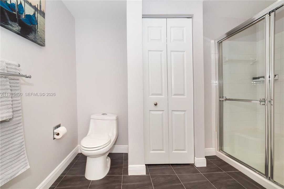 For Sale: $585,000 (2 beds, 2 baths, 1024 Square Feet)