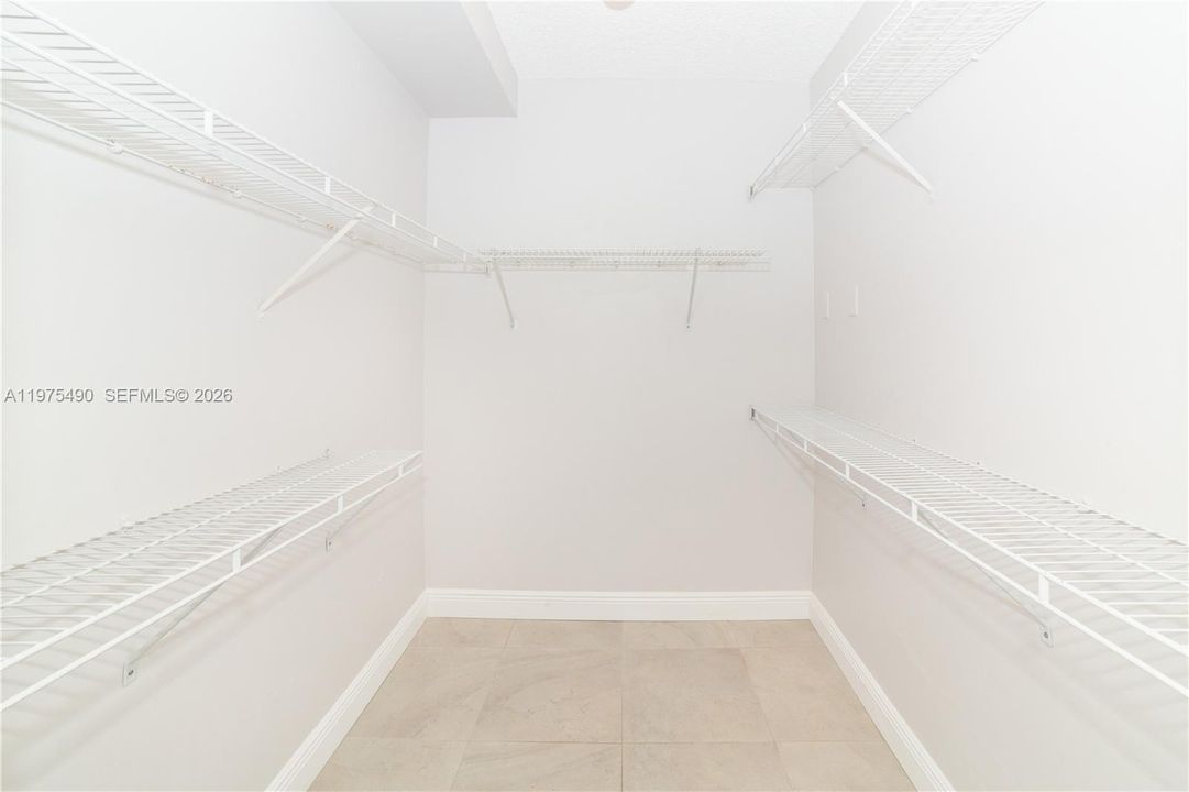For Sale: $585,000 (2 beds, 2 baths, 1024 Square Feet)