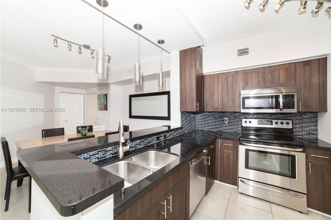 For Sale: $585,000 (2 beds, 2 baths, 1024 Square Feet)