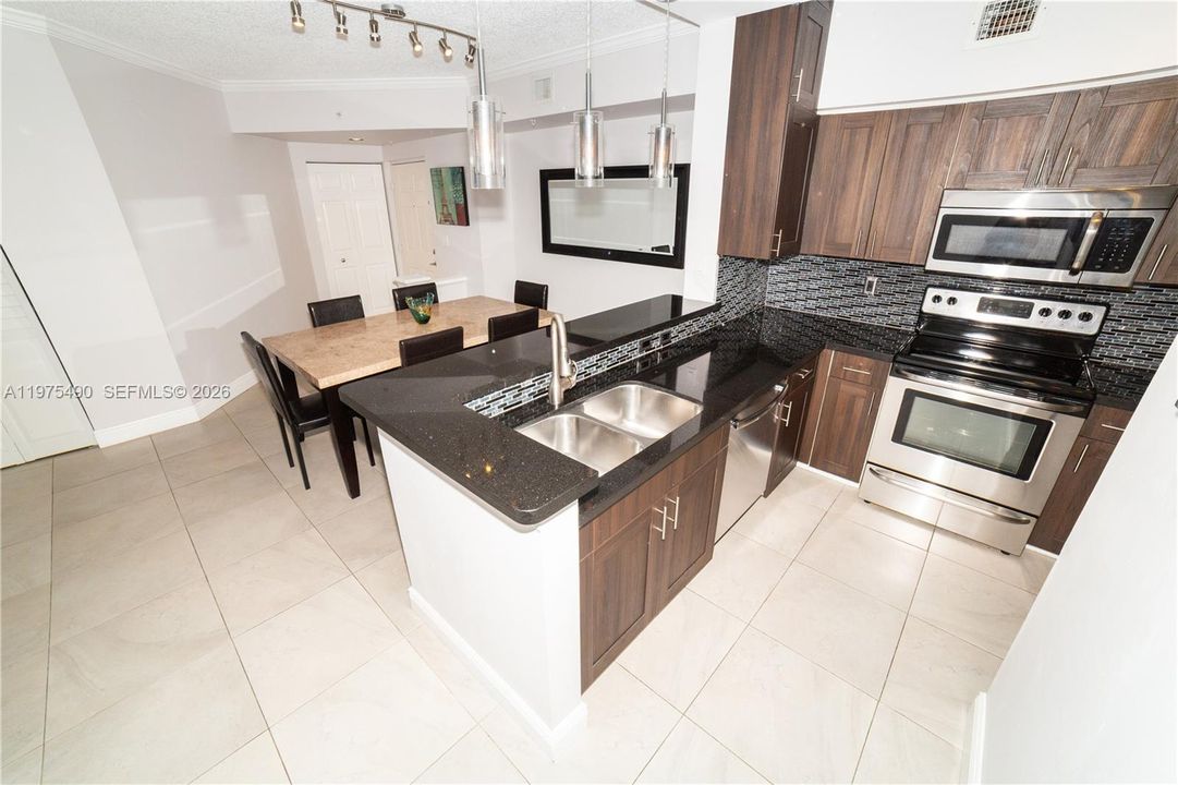For Sale: $585,000 (2 beds, 2 baths, 1024 Square Feet)