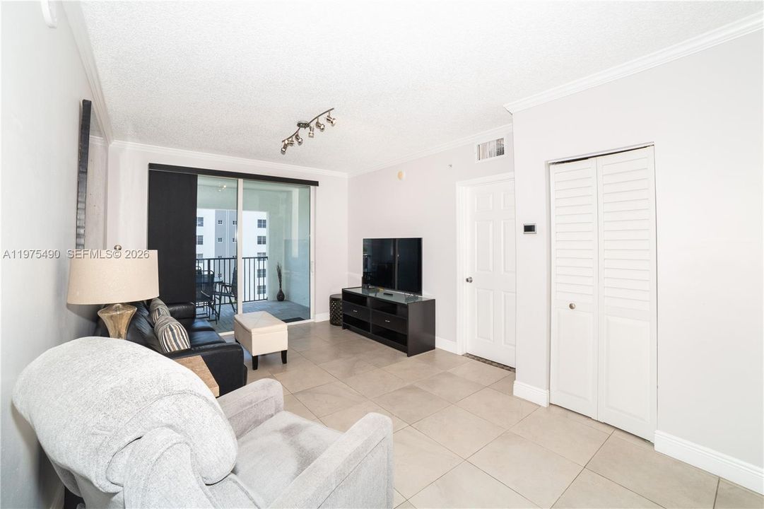 For Sale: $585,000 (2 beds, 2 baths, 1024 Square Feet)