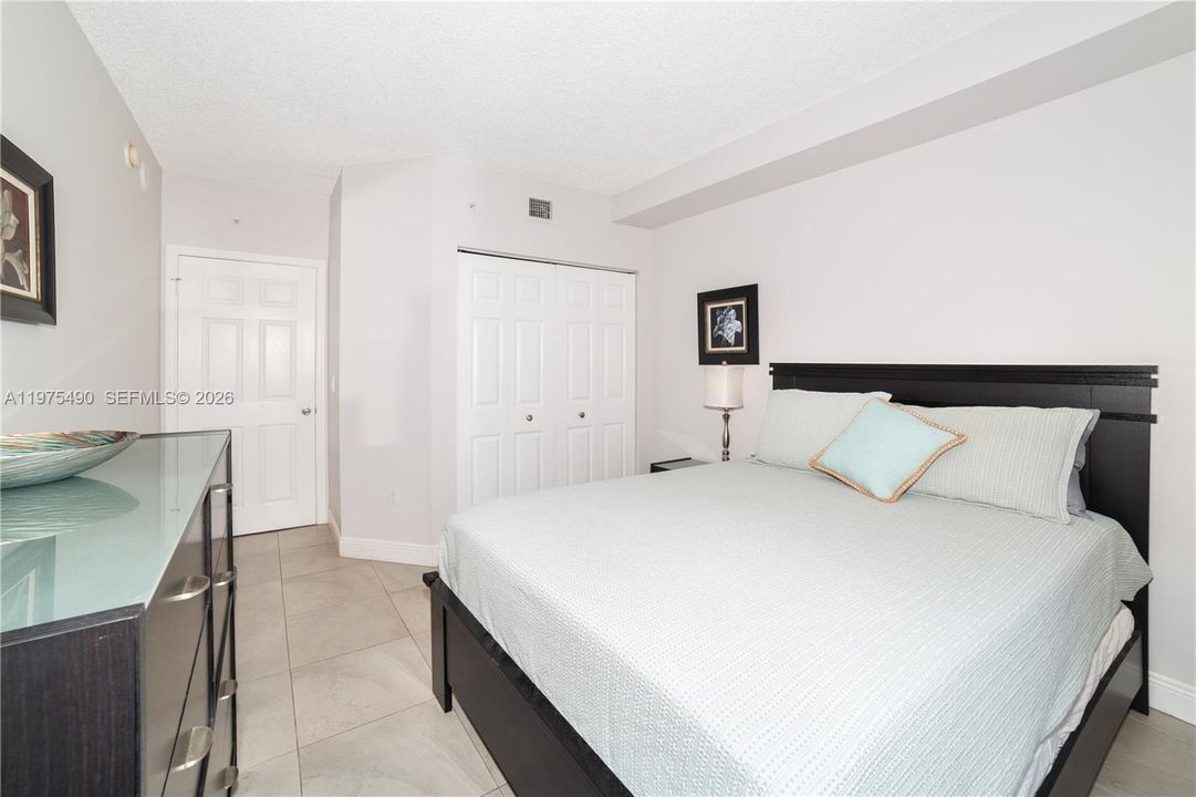 For Sale: $585,000 (2 beds, 2 baths, 1024 Square Feet)
