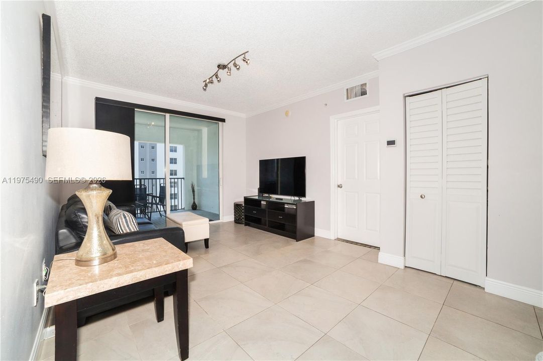 For Sale: $585,000 (2 beds, 2 baths, 1024 Square Feet)