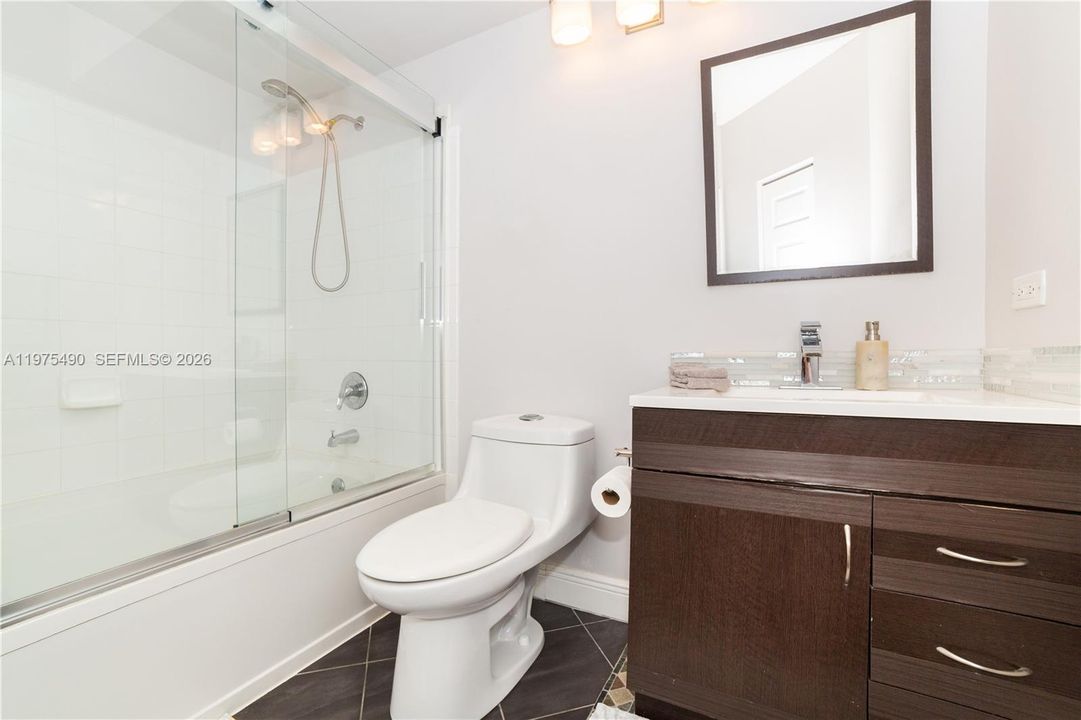For Sale: $585,000 (2 beds, 2 baths, 1024 Square Feet)
