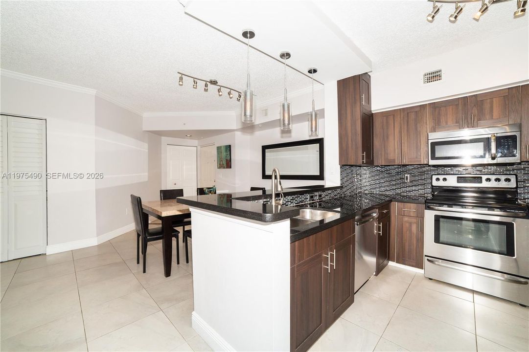 For Sale: $585,000 (2 beds, 2 baths, 1024 Square Feet)
