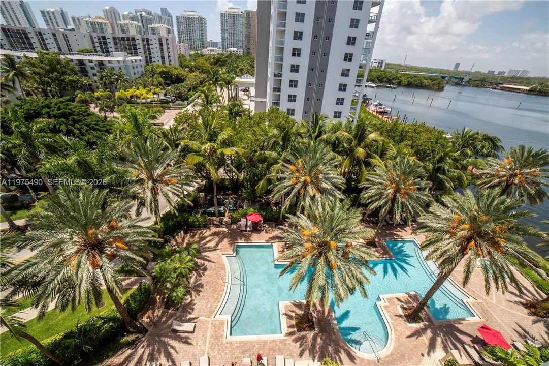 For Sale: $585,000 (2 beds, 2 baths, 1024 Square Feet)