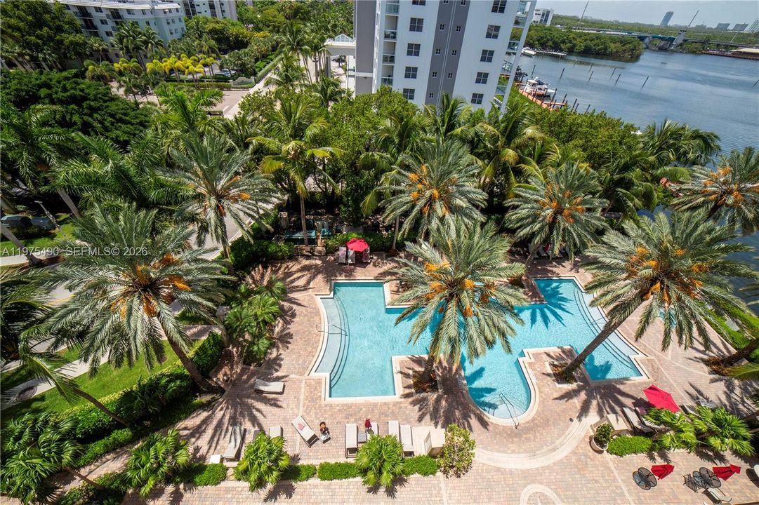 For Sale: $585,000 (2 beds, 2 baths, 1024 Square Feet)