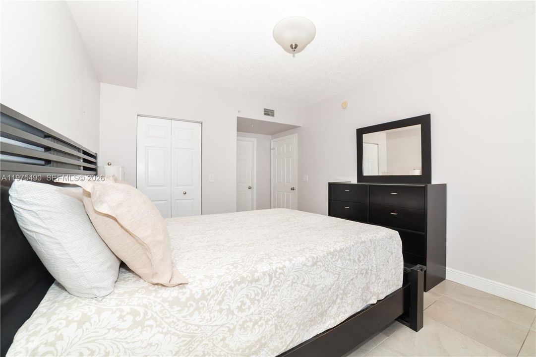 For Sale: $585,000 (2 beds, 2 baths, 1024 Square Feet)