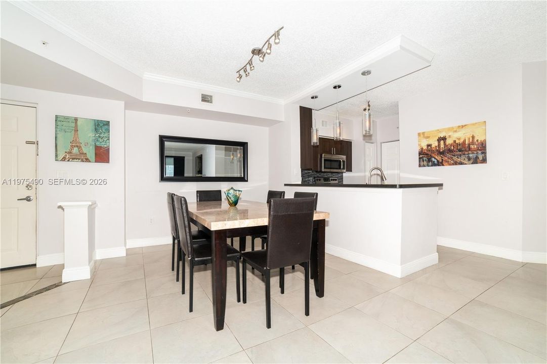 For Sale: $585,000 (2 beds, 2 baths, 1024 Square Feet)