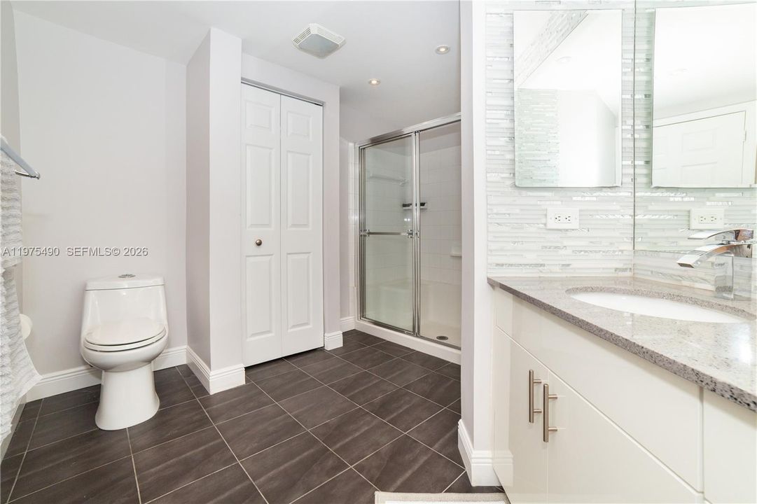 For Sale: $585,000 (2 beds, 2 baths, 1024 Square Feet)