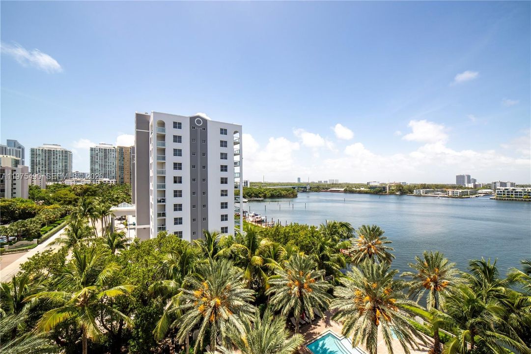For Sale: $585,000 (2 beds, 2 baths, 1024 Square Feet)