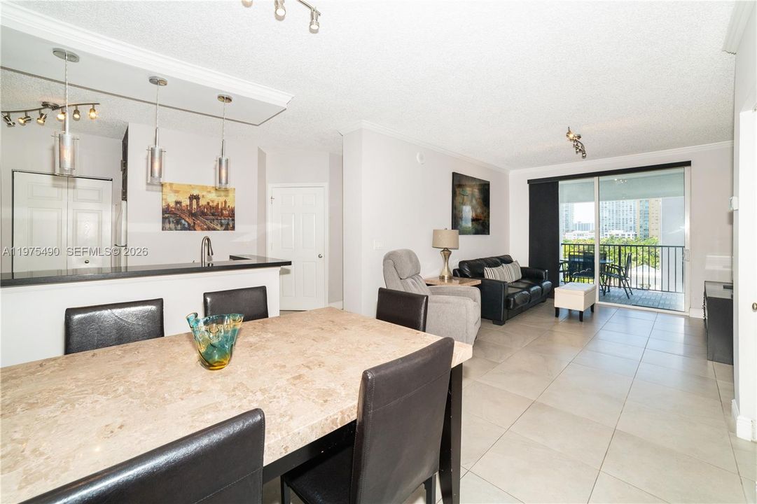 For Sale: $585,000 (2 beds, 2 baths, 1024 Square Feet)