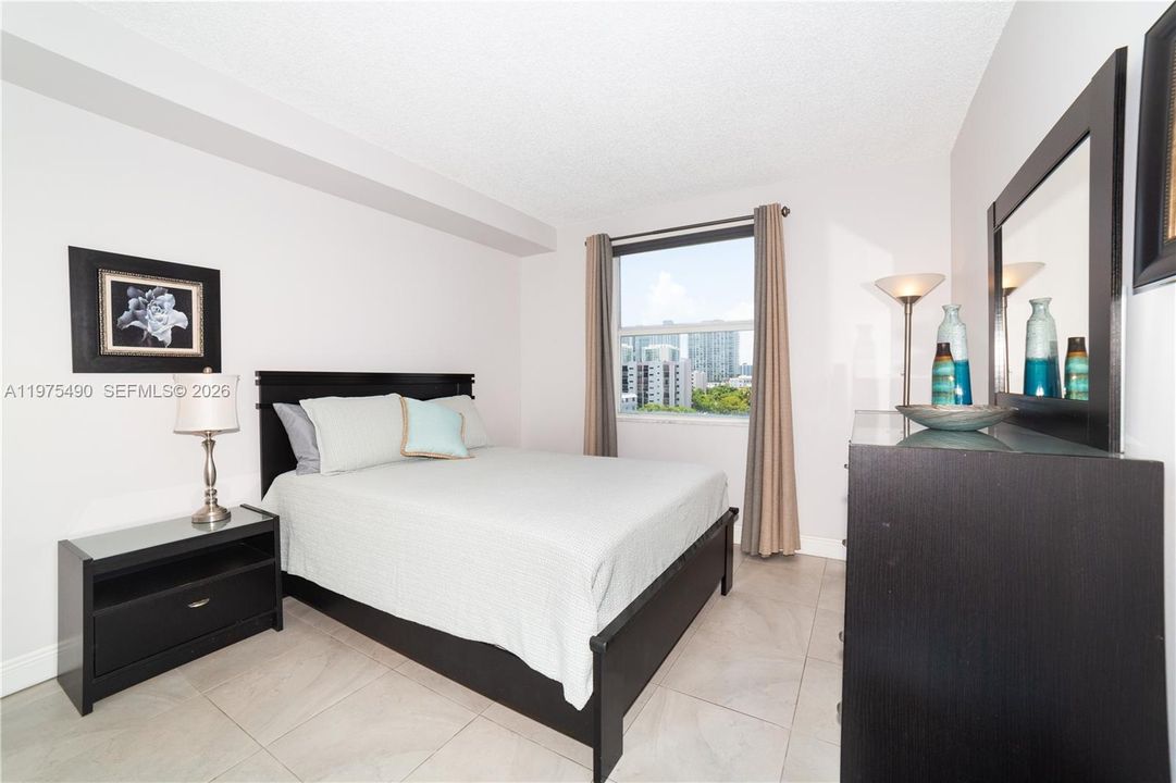 For Sale: $585,000 (2 beds, 2 baths, 1024 Square Feet)