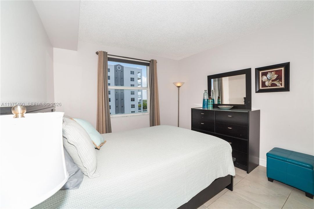 For Sale: $585,000 (2 beds, 2 baths, 1024 Square Feet)