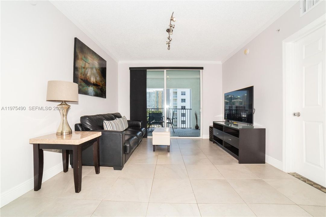 For Sale: $585,000 (2 beds, 2 baths, 1024 Square Feet)