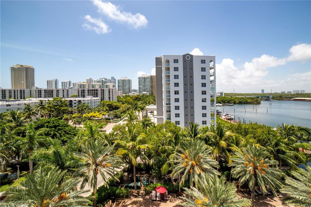 For Sale: $585,000 (2 beds, 2 baths, 1024 Square Feet)