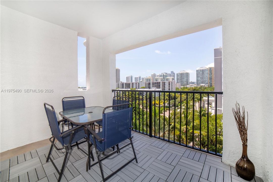 For Sale: $585,000 (2 beds, 2 baths, 1024 Square Feet)