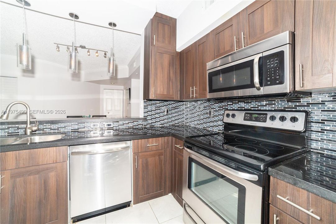For Sale: $585,000 (2 beds, 2 baths, 1024 Square Feet)