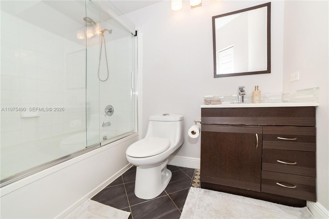 For Sale: $585,000 (2 beds, 2 baths, 1024 Square Feet)