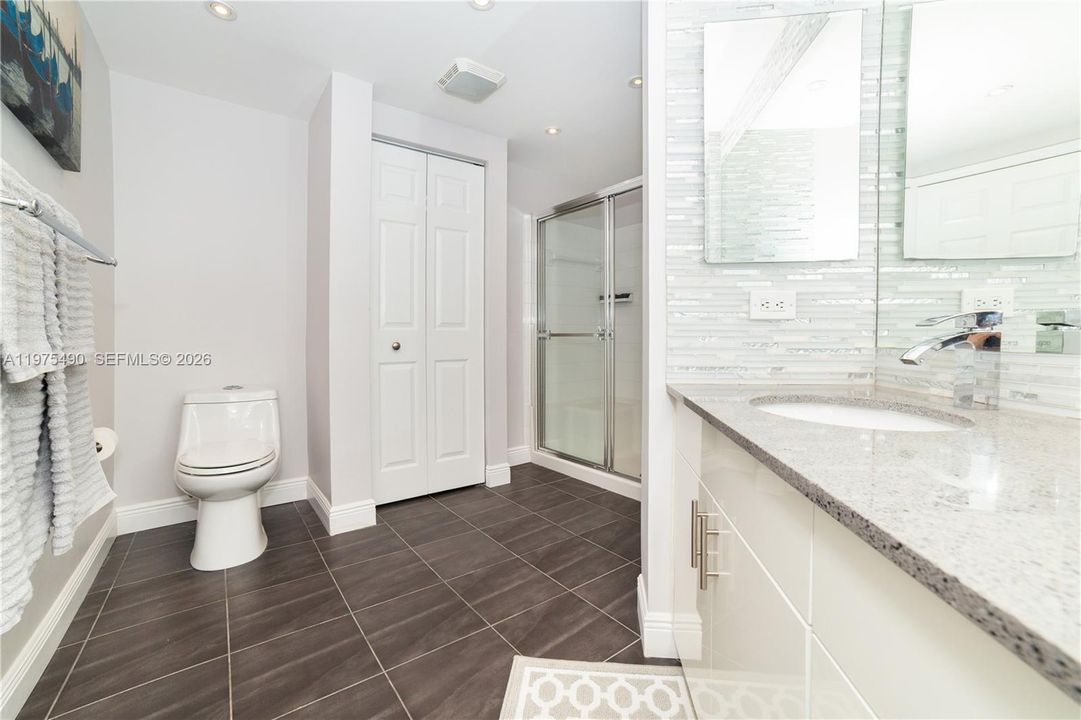 For Sale: $585,000 (2 beds, 2 baths, 1024 Square Feet)