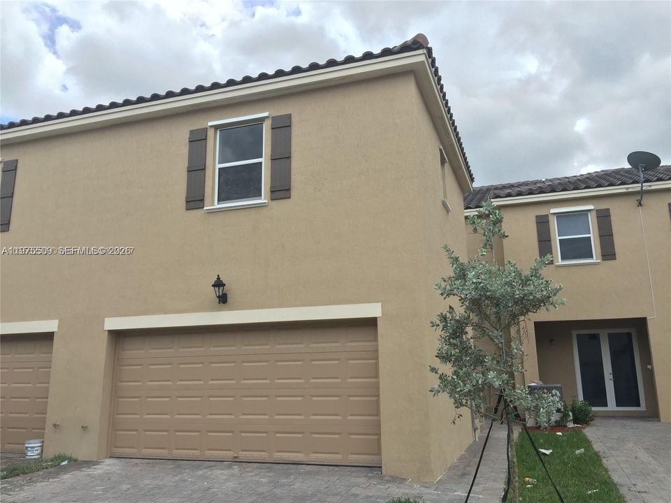 Active With Contract: $1,500 (0 beds, 1 baths, 412 Square Feet)
