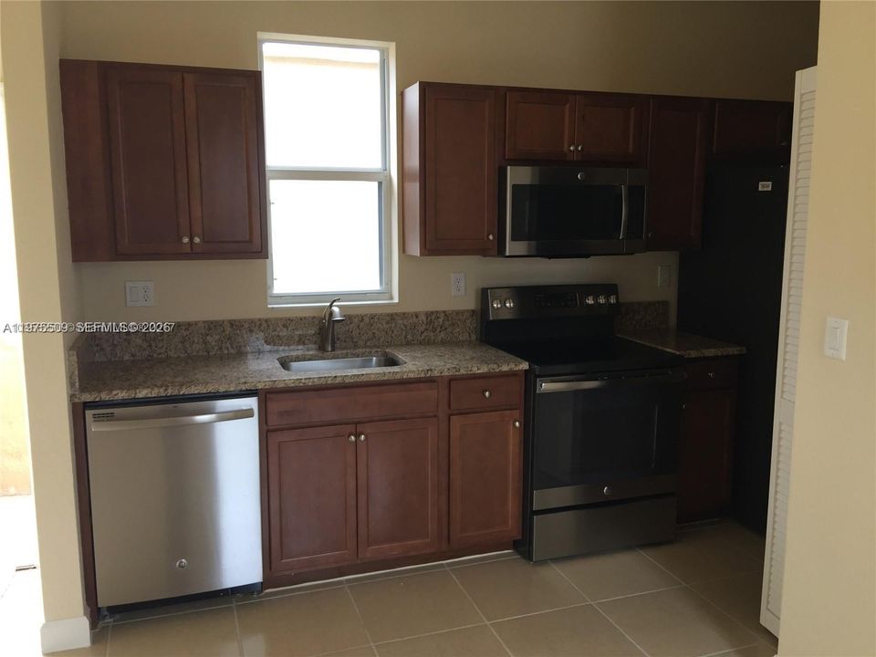 Active With Contract: $1,500 (0 beds, 1 baths, 412 Square Feet)