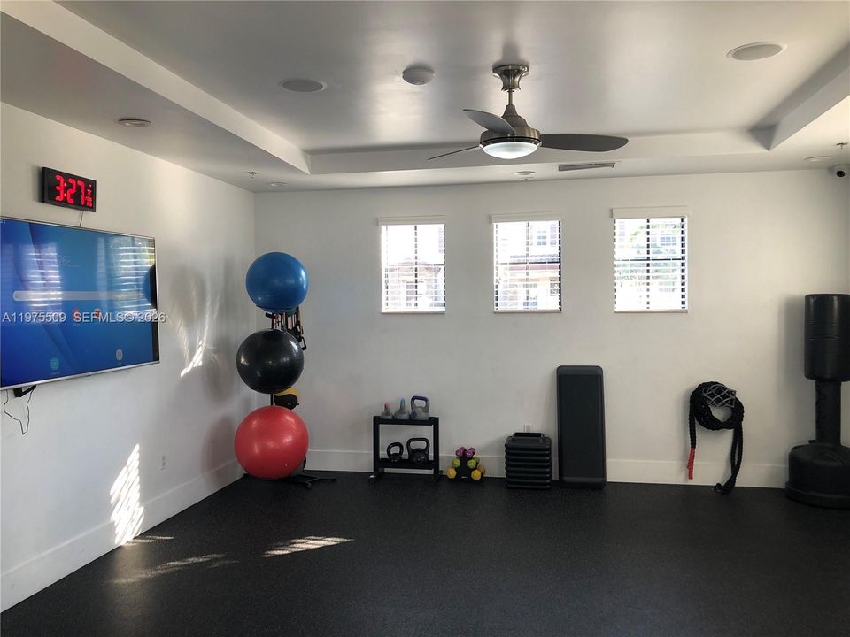 Active With Contract: $1,500 (0 beds, 1 baths, 412 Square Feet)