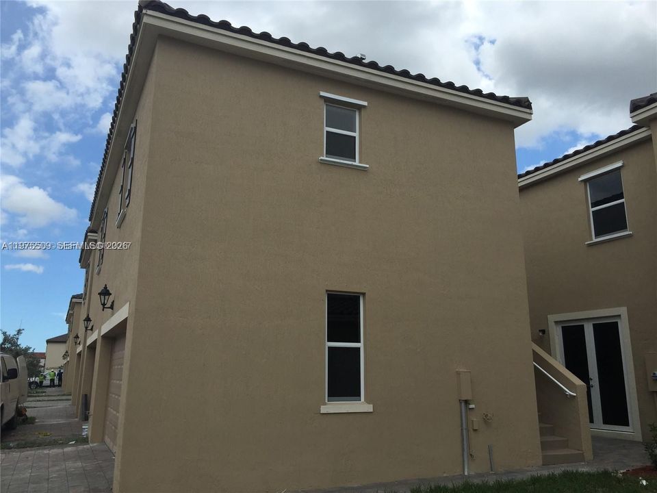 Active With Contract: $1,500 (0 beds, 1 baths, 412 Square Feet)