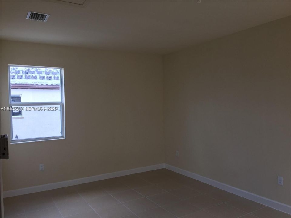 Active With Contract: $1,500 (0 beds, 1 baths, 412 Square Feet)