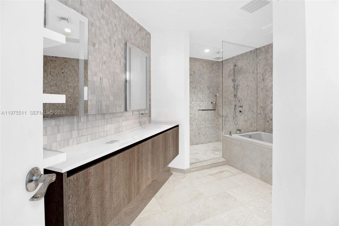 Под контрактом: $999,999 (2 спален, 2 ванн, 1265 Квадратных фут)