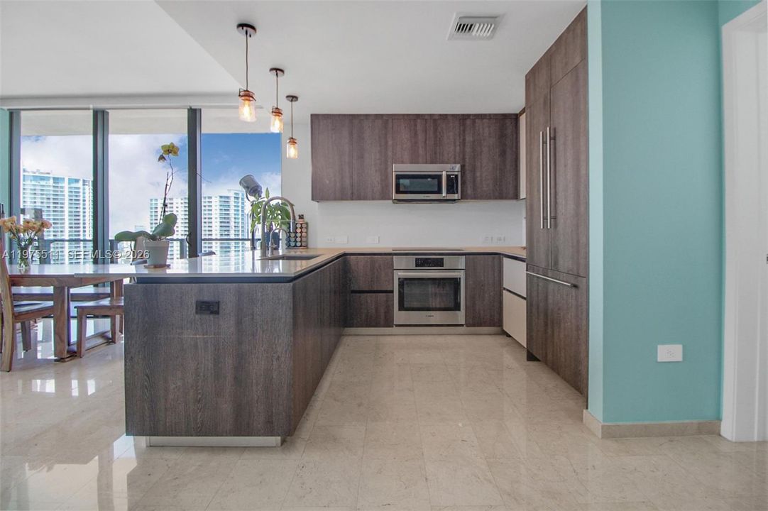 Под контрактом: $999,999 (2 спален, 2 ванн, 1265 Квадратных фут)