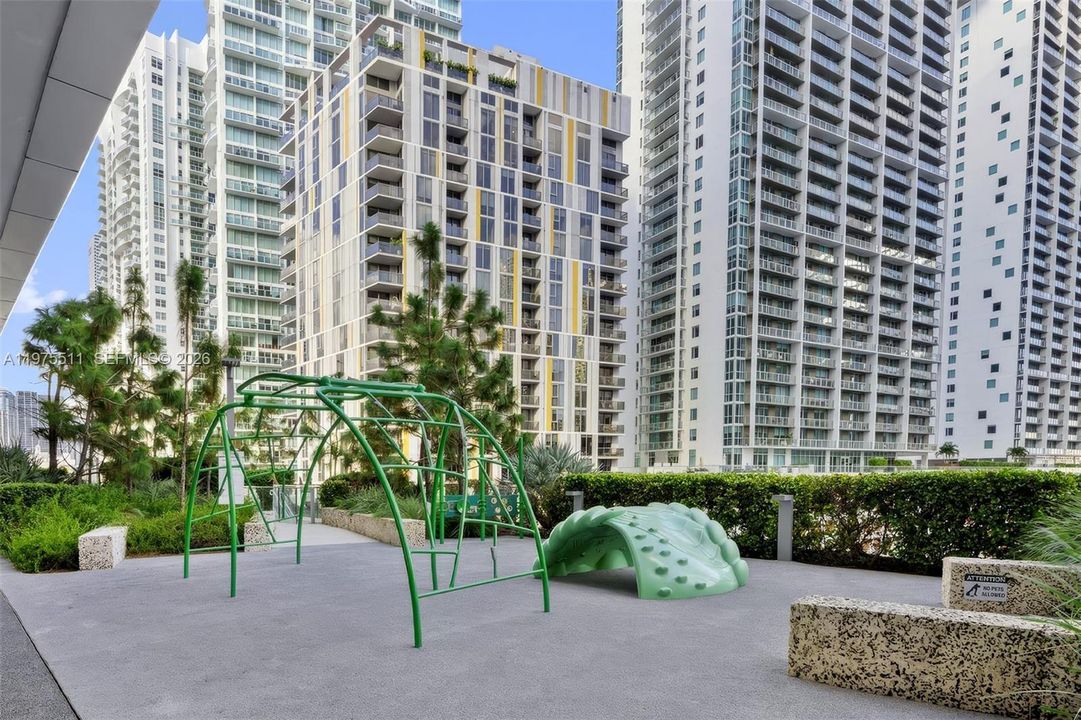 Под контрактом: $999,999 (2 спален, 2 ванн, 1265 Квадратных фут)